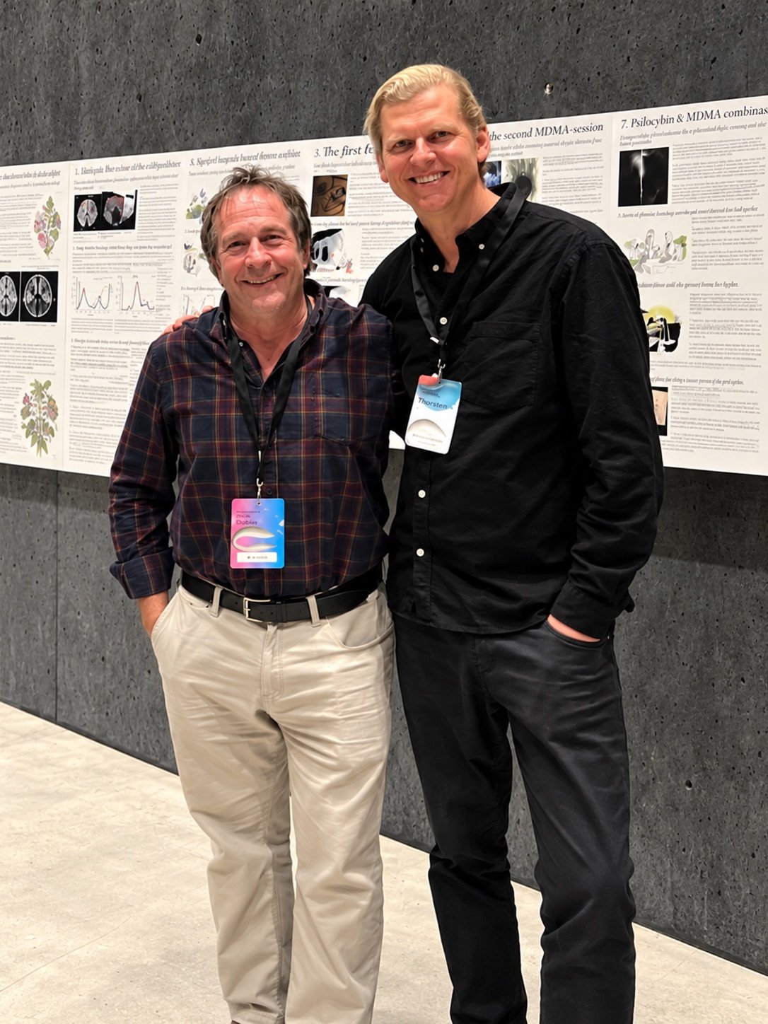 Sigurður Hólm Gunnarsson með Rick Doblin á ráðstefnu um hugvíkkandi efni á Íslandi. Sigurður Hólm Gunnarsson með Rick Doblin á ráðstefnu um hugvíkkandi efni á Íslandi.